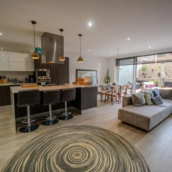 Spacious Seaside Sanctuary in the heart of Sliema with an outdoor terrace, in the perfect location, Hotel in Sliema