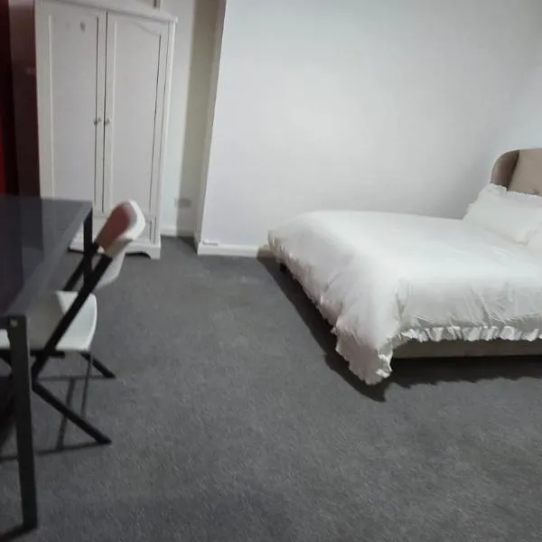 Precious House 4, hotel i Leicester