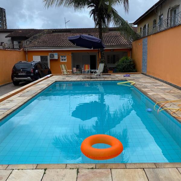 Casa com piscina a 800 m da praia Enseada