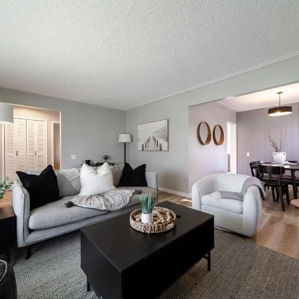 Bright Renovated Main Floor, Near DT and UofA, hotel em Edmonton