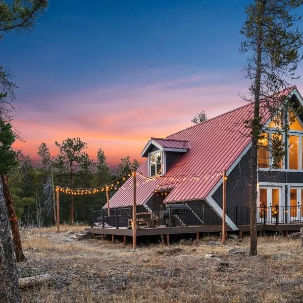 Cozy A-Frame Retreat - Hot Tub, Forest Views, khách sạn ở Black Hawk