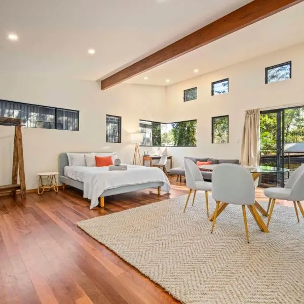 Beautiful high-set studio close to beach، فندق في أوشن شورز