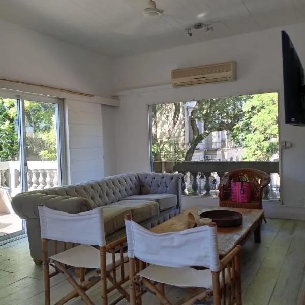 Casa Centrica en Colonia - Vistas Abiertas y Patio Natural – hotel w mieście Colonia del Sacramento