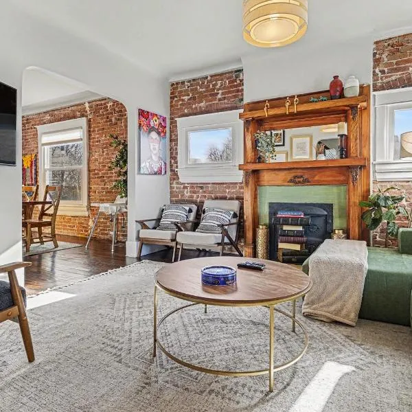 5-Bedroom Victorian Home Private Yard Sleeps 10, hotel v destinaci Denver