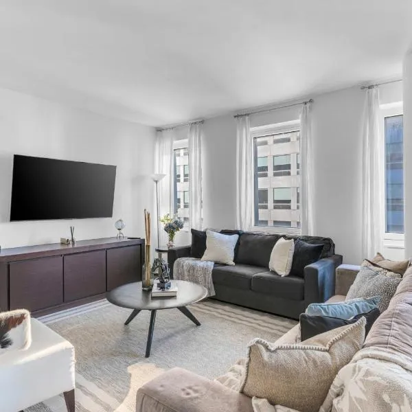 Elegant Midtown Retreat, City Views, Steps to Times Square, viešbutis Niujorke