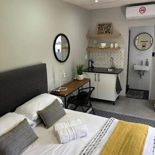 Lucky13 Guesthouse 145 Trematon Drive, hotel en Durban
