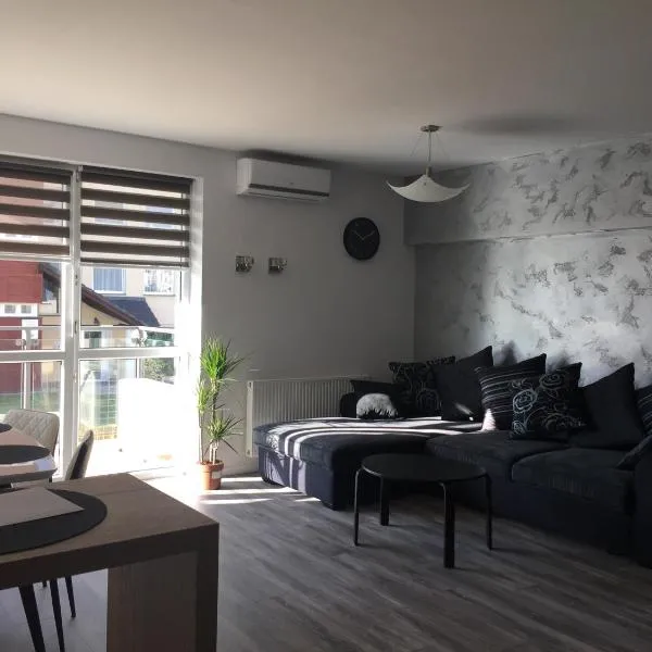 Cztery Pory Roku, hotel u gradu Tihi