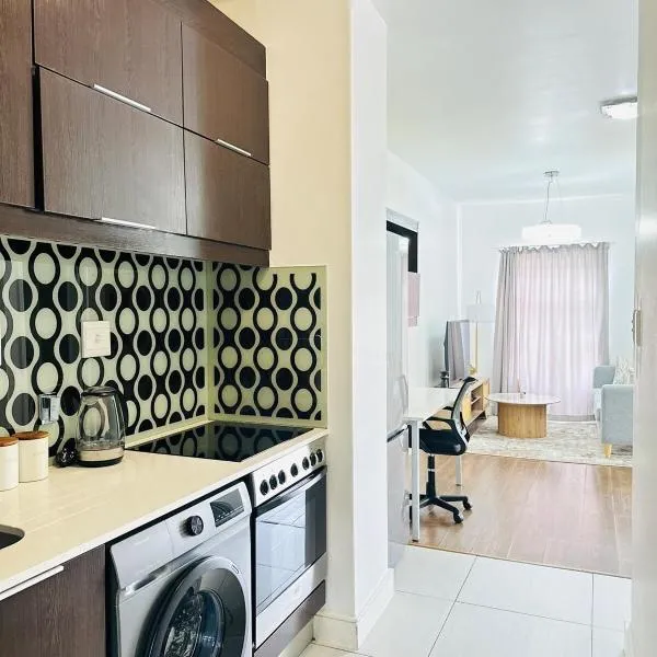 Hally Nest-WiFi-Free Parking-Workspace-Pool & Balcony Sandton, hotel u gradu 'Johannesburg'