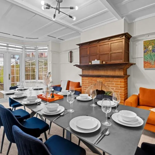 5 Bedroom House 13 Beds Across From Tube Station, hotel a Londres