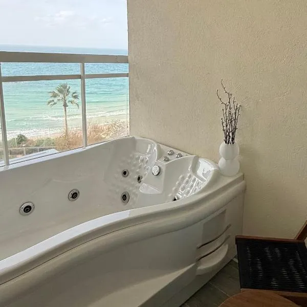 קו המים-סוויטות עם גקוזי במרפסת על הים! נתניה, viešbutis Netanijoje