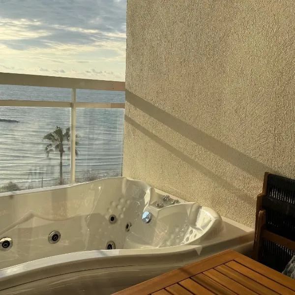 קו המים-סוויטות עם גקוזי במרפסת על הים! נתניה, hotel em Netanya