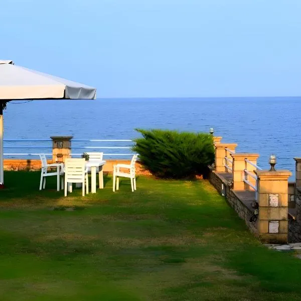 Alexandros Beachfront Apartments near Petalidi with Private Sunbeds & Sea View, hotel en Kalamaki Messinia