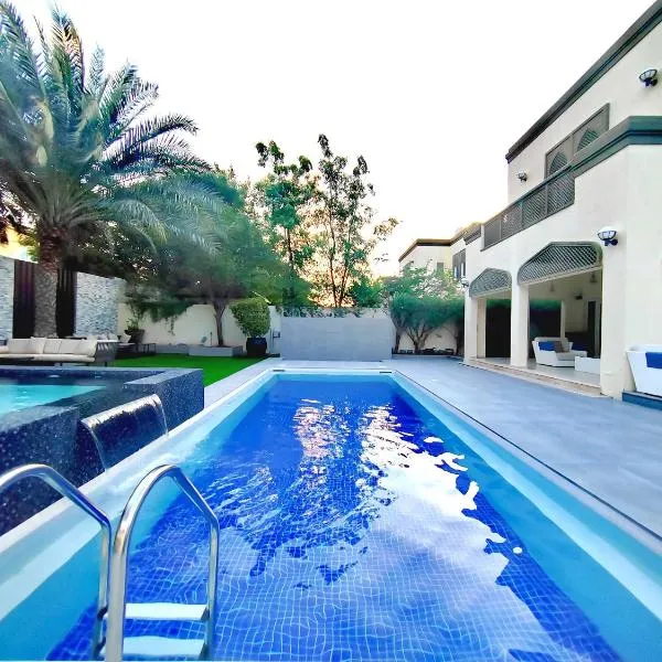 Royal Palazzo with private Pool and BBQ on Marina, huge 7Bedroom Villa، فندق في دبي