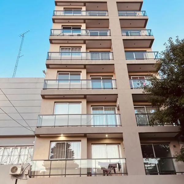 Amplio Depto Con Cochera Zona Plaza Italia, khách sạn ở La Plata