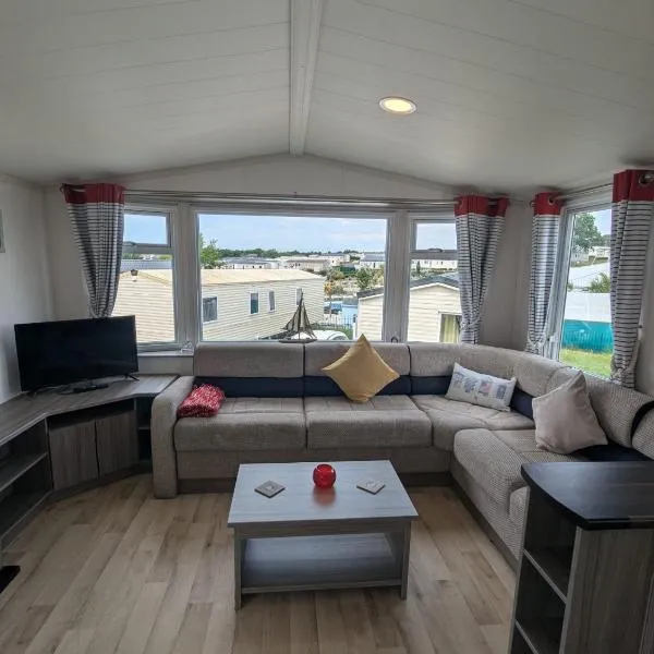 COSY PET FREE CARAVAN AT WESSEX BANK on HAVEN LITTLESEA WEYMOUTH, hotel in Wyke Regis
