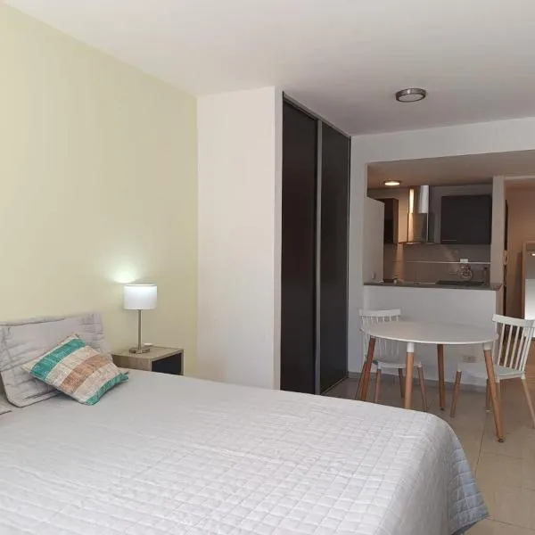 Monoambiente con balcón en Adrogué Adrogué, hotel i Adrogué