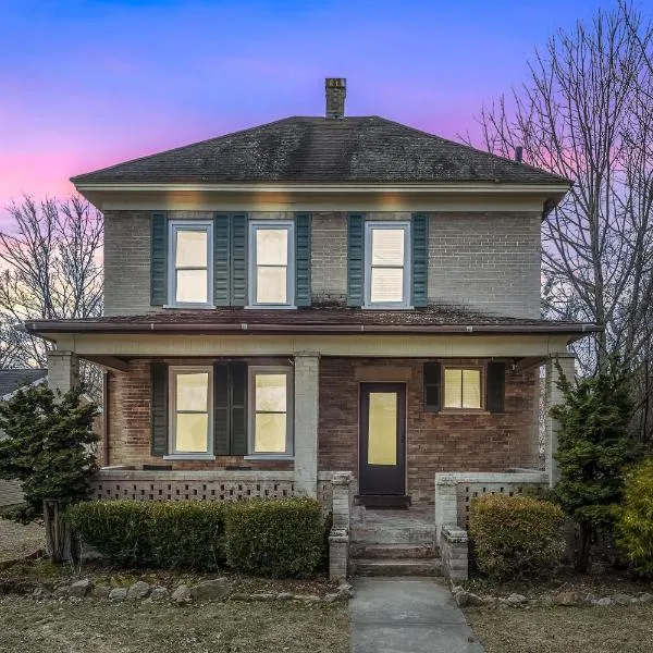 Broadway Cottage - Town, Hot Tub, Fire Pit, Grill, Wifi, Family Friendly, Pet Friendly, hotel u gradu 'Berkeley Springs'