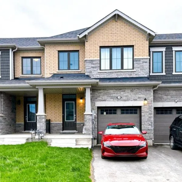 New 3-BR Home Near Niagara Falls with King Bed 75 Inch TV and Free Parking, hotel em Thorold