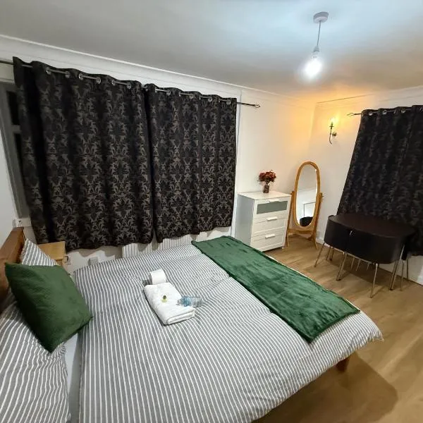 Exquisite King-sized Bedroom - Free Parking, hotel in Dartford