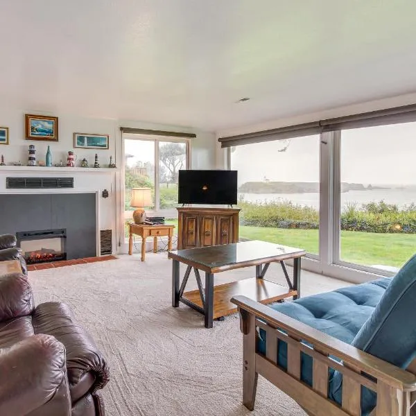 Cliffside Lighthouse Beach Home with Ocean View, Hotel in Coos Bay