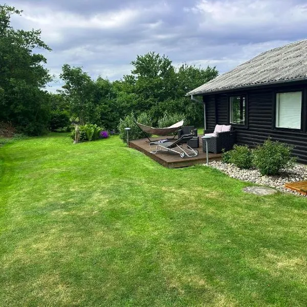 Dejlig sommerhus 150m fra privat strand, hotel v destinaci Brenderup
