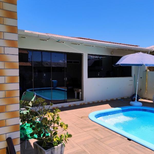 Casa com varanda e piscina