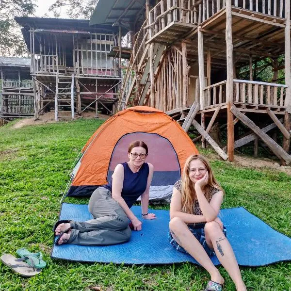WOOD CABIN LODGE IN THE FOREST book here treking with us: Bukit Lawang şehrinde bir otel