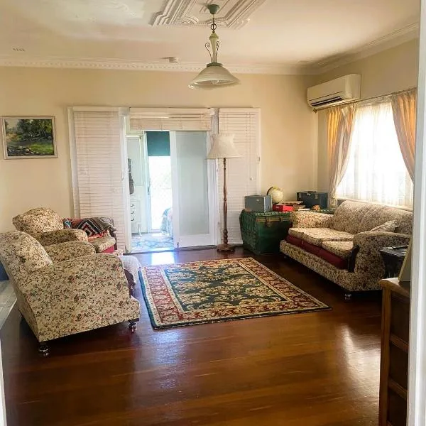 Albert Road Cottage - late art deco 3 bedroom house and caravan, khách sạn ở Bunbury