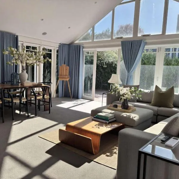 Elegant Art Deco Gem Cosy 3BR Retreat, hotell sihtkohas Carnegie
