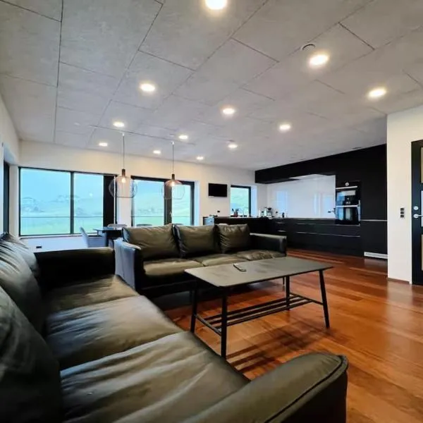 Penthouse by Krambatangi - Stilfuldt ophold med udsigt over fjord og fjelde, hotell i Øravík
