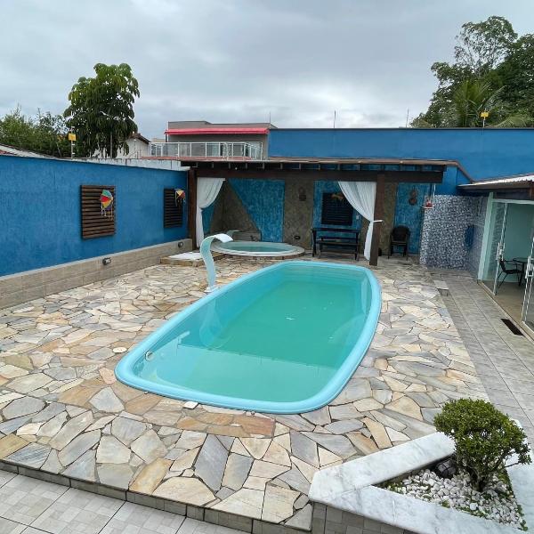 Casa espaçosa com piscina, jacuzzi, espaço gourmet com churrasqueira