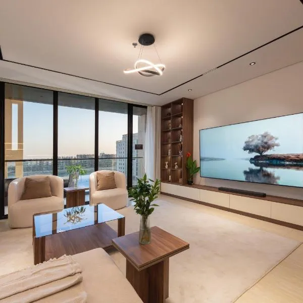 إطلالة بحرية مع بلكونة شاشة سينما 98 إنش 4 غرف, Hotel in Khobar