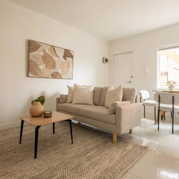 Charming St Kilda Apartment by Beach & Gardens, хотел в Мелбърн