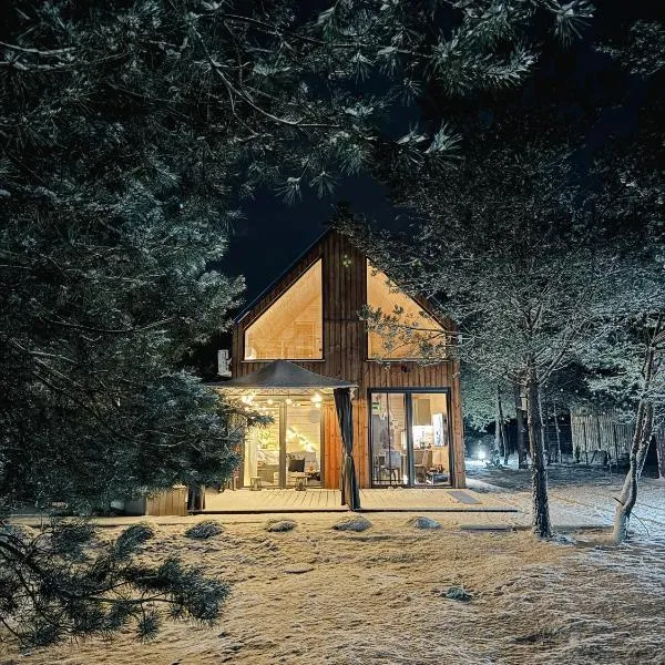 Green Stone Escape Forest House with Jacuzzi & Quad, hotelli kohteessa Lubowiec