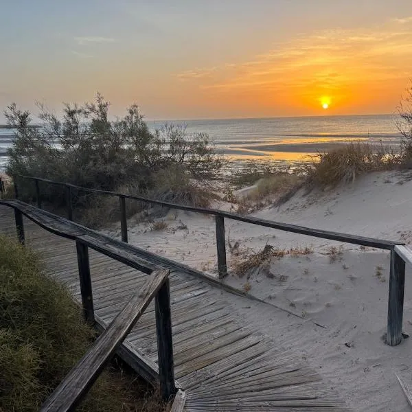 Sunrise Beach Hideaway، فندق في إكسماوث