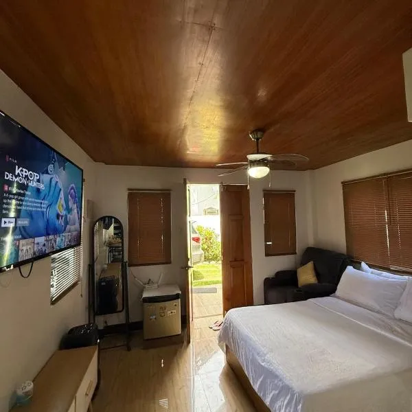 Villa with Beachfront Access, hotel em Lalauigan