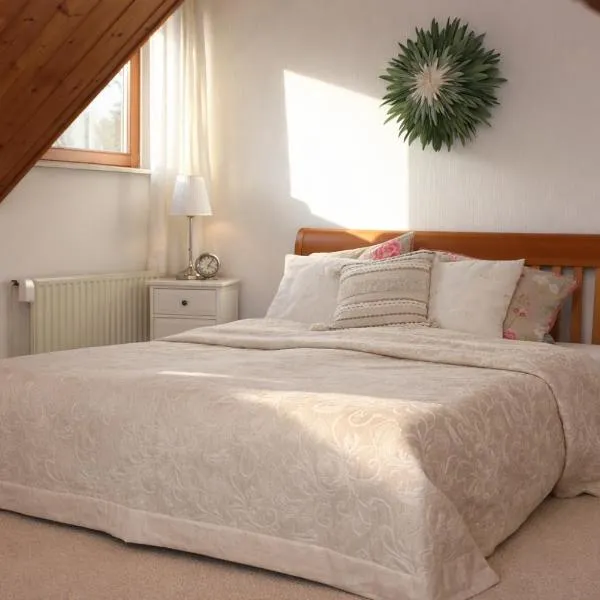 Feldrandlage - Privatzimmer mit Balkon und eigenem Parkplatz, Hotel in Ober-Mörlen