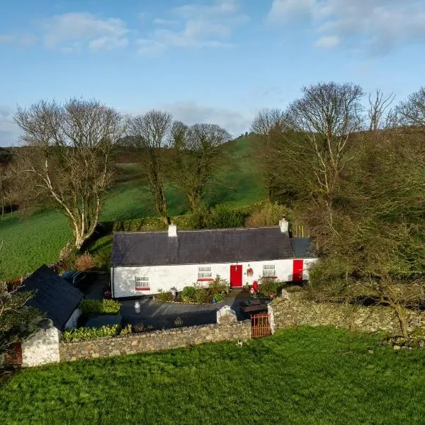 Secluded Traditional Cottage & Hot Tub - Tosses Cottage, khách sạn ở Newry