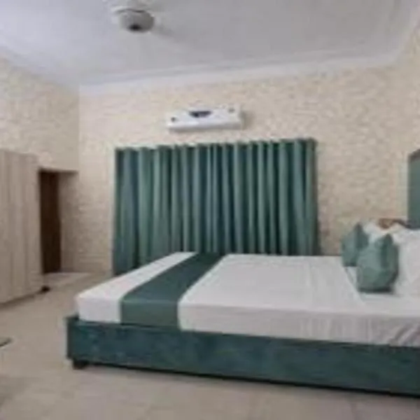 The grand comfort inn, hotel v destinaci Lahore