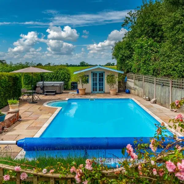 The Owl House with swimming pool and private hot tub, hotel i Newport