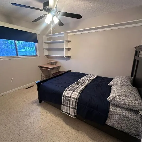 3 Private rooms with built-in closet & desk, hotel in Edmonton
