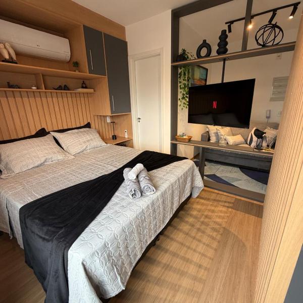 Studio 63 novo, luxuoso e completo com ar condicionado e cama Queen Size - Centro Mogi - Até 4 Pessoas