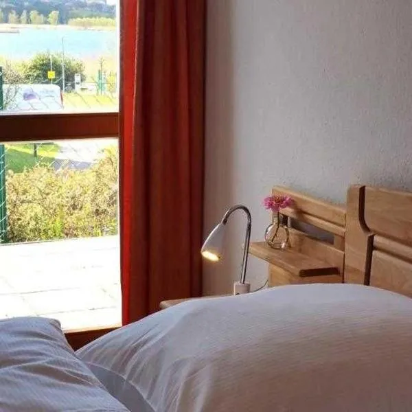 Ferienwohnung Granitzblick 3 mit Wintergarten und Seeblick, Hotel in Seedorf