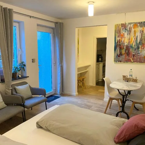 Helle Souterrainwohnung mit Komfort, hotel em Munique