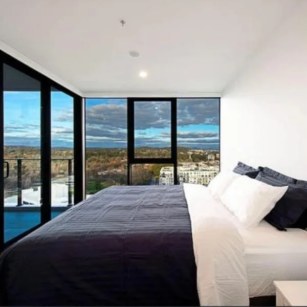 Private Ensuite Bedroom with Lake and Mountain Views in Shared Home City Centre Canberra plus Parking, viešbutis Kanberoje