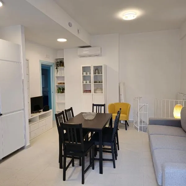 Casa Perla elegant apartment a stone throw from the sea and in the city center: Gaeta'da bir otel