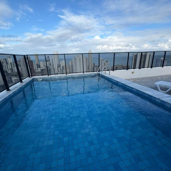 Apartamento completo e amplo, com vista para o mar, piscina na cobertura e localizado a poucos metros da praia de Boa Viagem