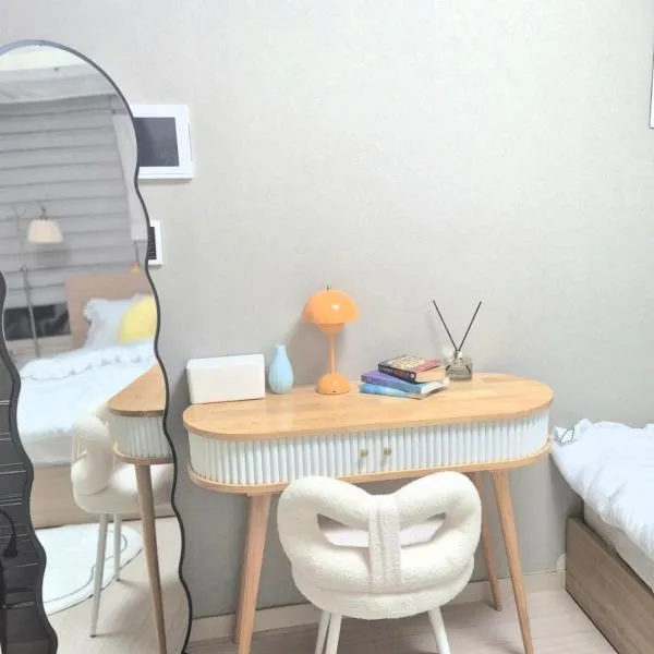 Viesnīca #6906 dorm bed in a triple station area in 강남 신논현역 Seulā