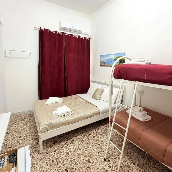 House Corso Umberto Rooms & Comfort by Loveinthetravel, hótel í Napolí