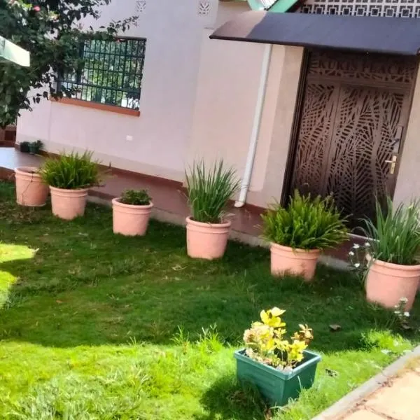 Yukis & Kukis Place, 5 bedrooms, 5 bathrooms, 2 Sitting Rooms, hotel em Embu